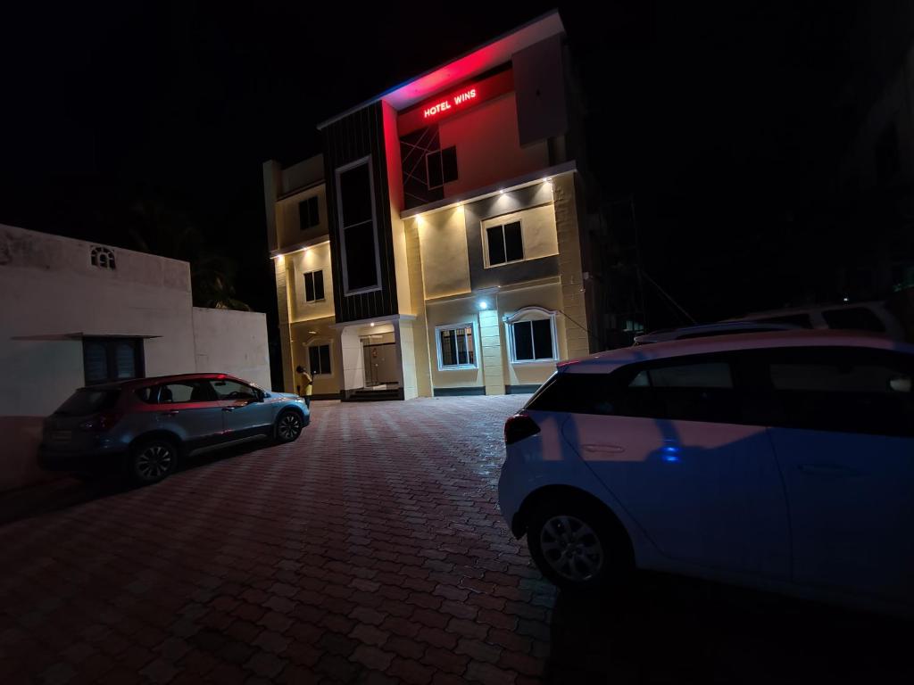 Hotel Wins parking and exterior at night