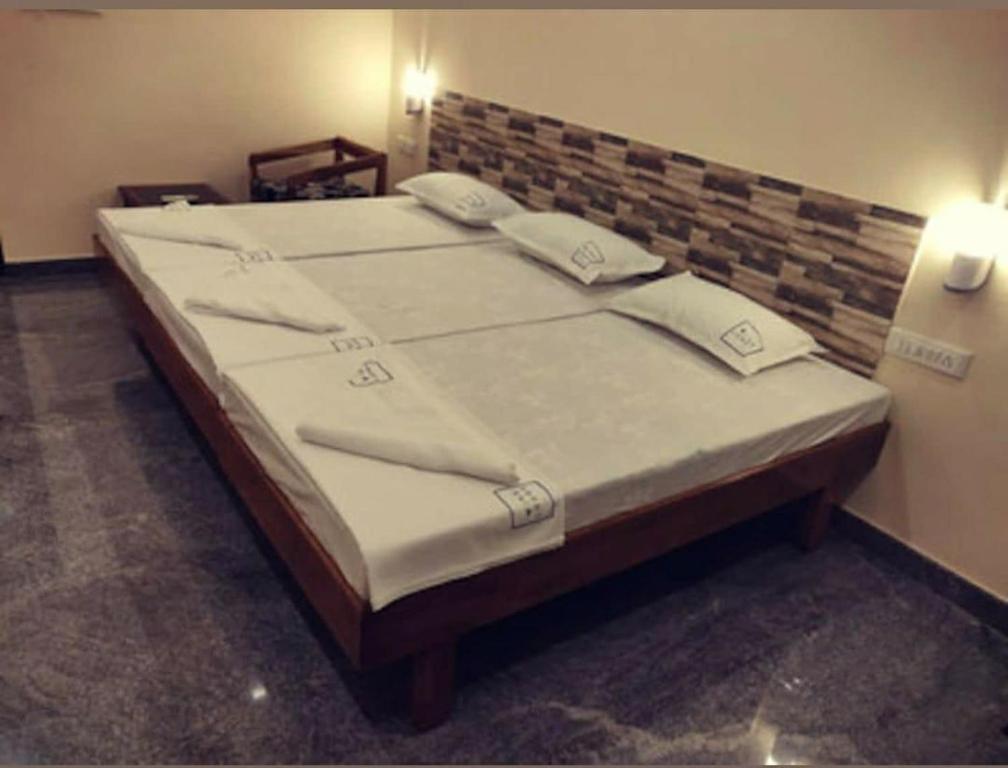 Family room bedding at Hotel Wins